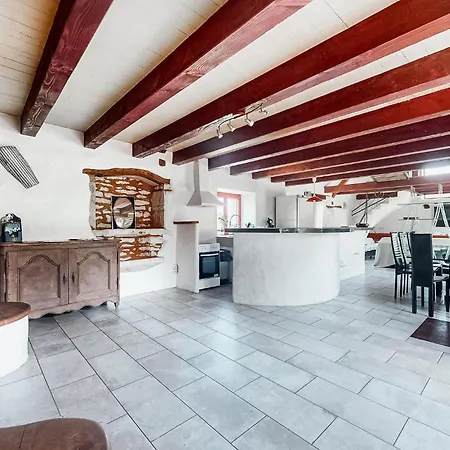 Дом отдыха 4 Bedroom Pet Friendly In *
