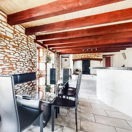 4 Bedroom Pet Friendly In Holiday home *
